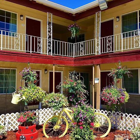Super 8 By Wyndham Ontario Motel Exterior foto
